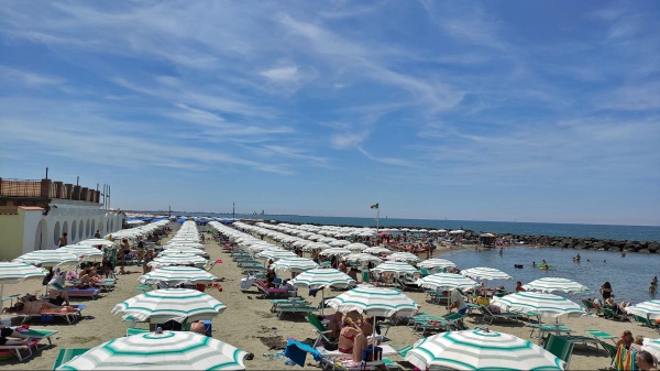 La politica lascia, questo mese,  le arene romane ma non va in vacanza. Al via l'agosto militante
