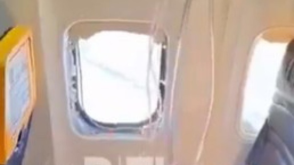 Paura sul volo Ryanair, passeggero risucchiato fuori: salvo grazie alla moglie