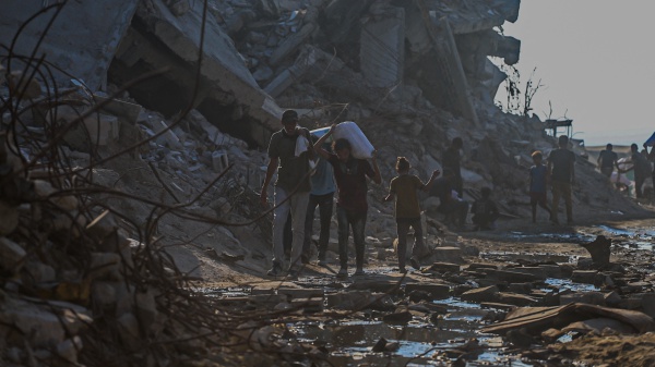 Pausa umanitaria dell'esercito israeliano in alcune zone di Gaza, entrano gli aiuti dall'Egitto