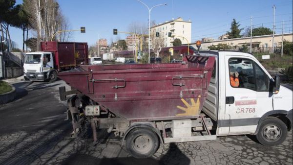 Pedone investito da mezzo Ama a Roma, è morto