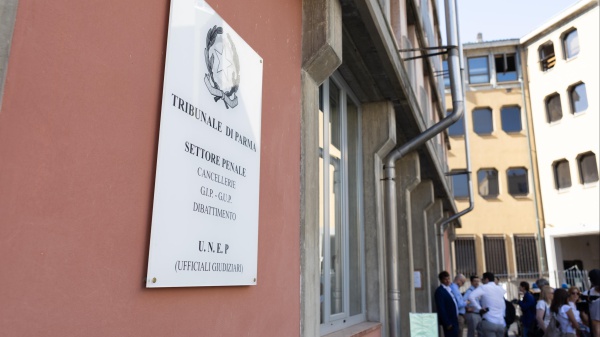 Processo Chiara Petrolini, mostrata la foto di uno dei due neonati. Lei lascia l'aula