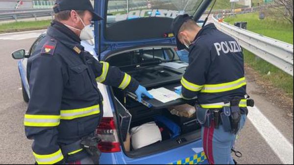 Pisa, tossisce in faccia agli agenti, arrestato