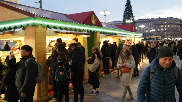 Ponte dell'Immacolata. Italiani a caccia del regalo da mettere sotto l'albero. Giocattoli al primo posto