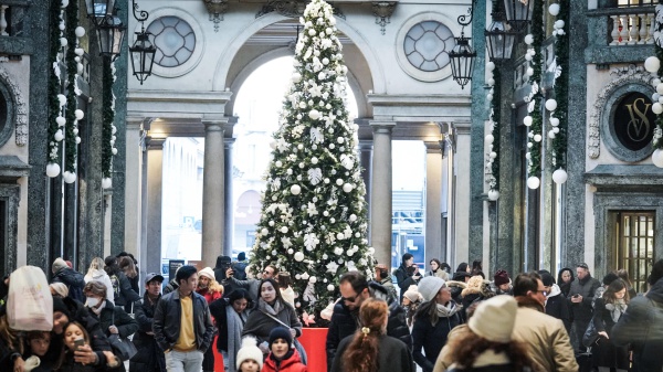 Ponte dell'Immacolata, sono più di 14 milioni gli italiani in viaggio. E l'88% delle famiglie farà l'albero