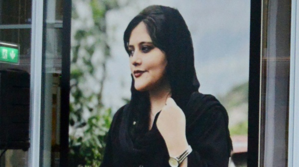 Premio Sacharov 2023, la massima onorificenza dell'Eurocamera va a Mahsa Amini e alle donne iraniane