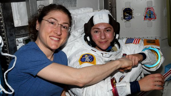 Prima passeggiata spaziale in rosa della storia, il selfie della vigilia