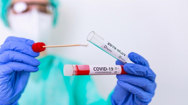 Prosegue a ritmo molto veloce la vaccinazione anti-Covid, aumentano i positivi, ma anche il numero di tamponi fatti