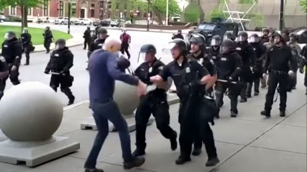 Proteste morte George Floyd: Bufera a Buffalo dove agenti della polizia hanno spinto a terra un 75enne ferendolo gravemente