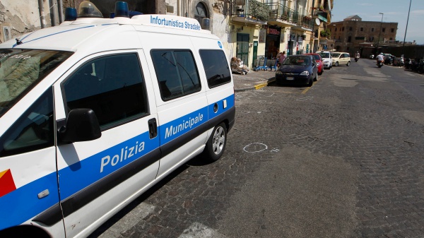 Ragazza 21enne investita e uccisa da auto pirata a Napoli. Poche ore prima travolta un'altra giovane, ora in prognosi riservata