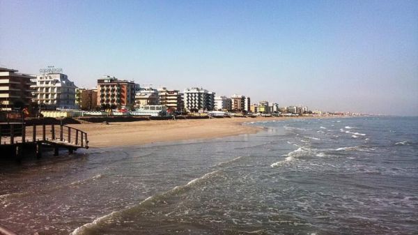 Ragazza di 17 anni annega in mare a Riccione, è stata ritrovata in spiaggia