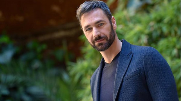Raoul Bova a RTL 102.5: il monologo "sull'inutilità dei preti" che ha cambiato la sua mentalità