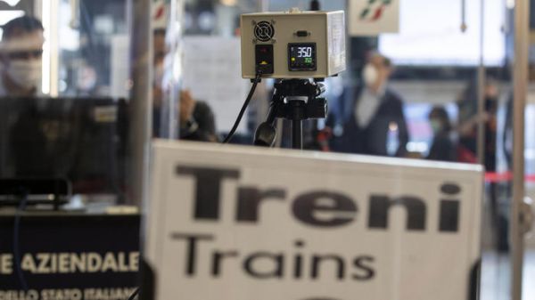 Resta la distanza sui treni, ma la Lombardia conferma la sua ordinanza. Ntv sopprime convogli