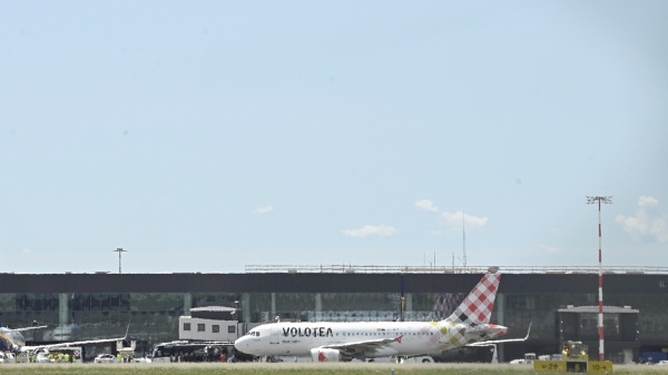 Risucchiato dal motore dell'aereo, orrore nell'aeroporto di Orio al Serio. L'uomo si sarebbe toloto la vita