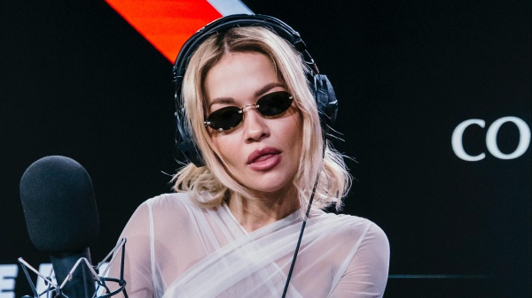 Rita Ora presenta a RTL 102.5 il nuovo singolo “All Natural”: «Un inno all’autenticità e all’essere sé stessi»