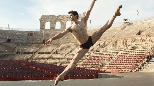 Roberto Bolle and Friends ha incantato il pubblico dell'Arena di Verona. Gran finale emozionante con Diodato