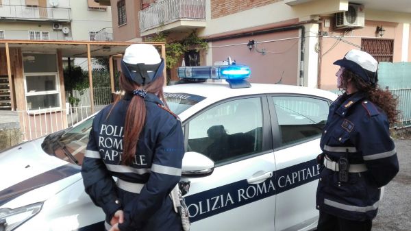 Roma, donna anziana perde controllo auto e investe cinque persone