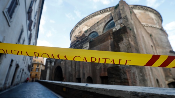 Roma, turista giapponese cade dal muro all'esterno del Pantheon e muore
