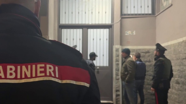 Roma: uomo attende la nuora in strada e la colpisce con una mannaia, è in codice rosso