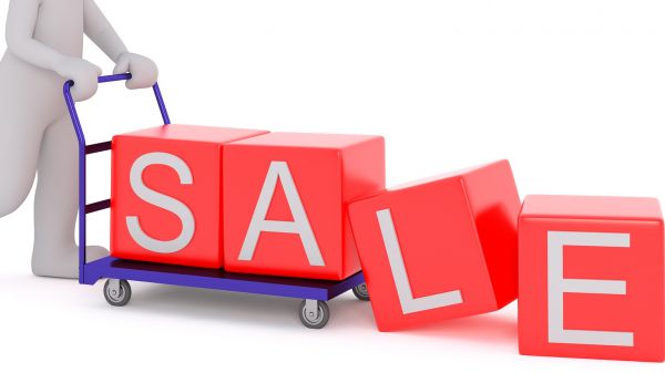Saldi estate 2020 al via domani, italiani spenderanno 40%-50% in meno