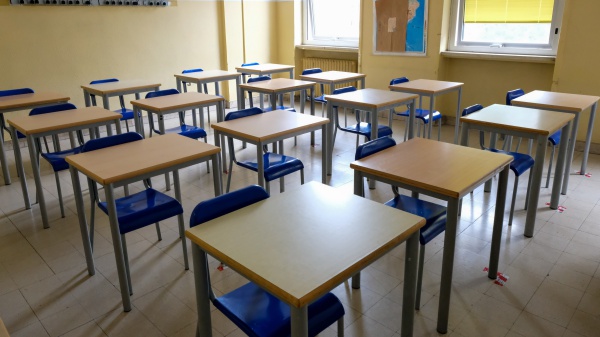 Saluti romani davanti al prof, il preside 'subito provvedimenti'. Il ministro, con nuove norme più severità