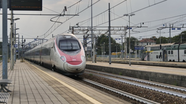 Salvini precetta, lo sciopero dei treni è dimezzato. Confermata la protesta negli aeroporti di sabato