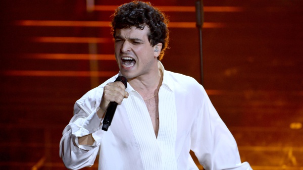 Sanremo 2026, Leo Gassmann e Aiello nella serata duetti con "Era tutto già previsto" di Riccardo Cocciante