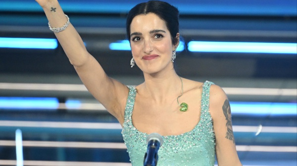 Sanremo 2026, Levante e Gaia cantano “I maschi” nella serata delle cover