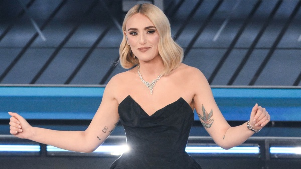 Sanremo 2026, Mara Sattei e Mecna cantano “L'ultimo bacio” nella serata delle cover