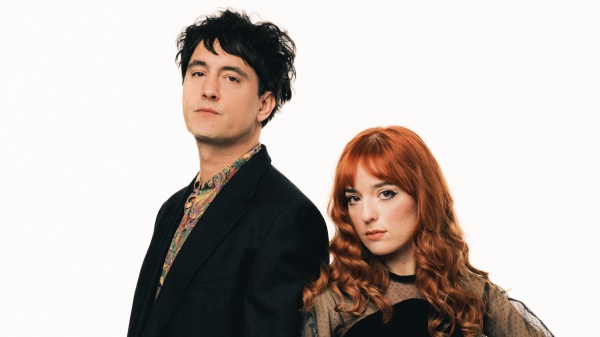 Sanremo 2026, Maria Antonietta & Colombre cantano “Il mondo” insieme a Brunori Sas nella serata cover