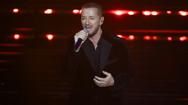 Sanremo 2026, Raf con The Kolors nella serata dei duetti: cantano "The Riddle" di Nik Kershaw