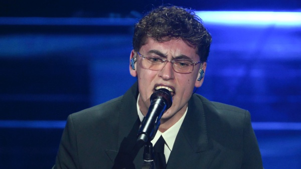 Sanremo 2026, nella serata delle cover Tredici Pietro canta "Vita" con Galeffi, Fudasca & band