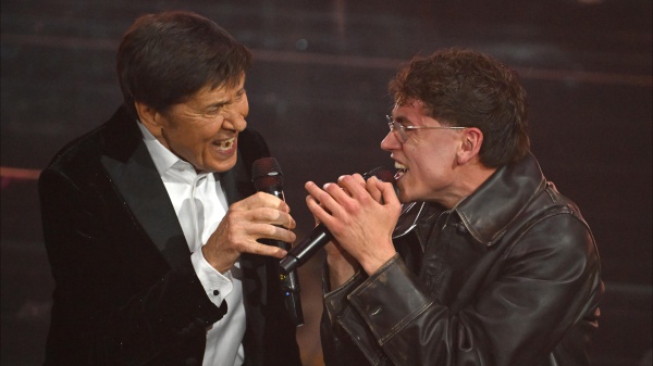 Sanremo 2026, Tredici Pietro racconta a RTL 102.5 l’emozione di cantare con il padre Gianni Morandi nella serata cover