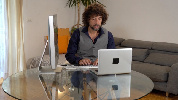 Scelta di vita di due fidanzati, lavoreranno in smart working in barca, una scelta di vita