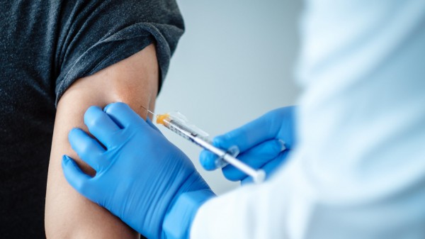 Scendono sotto 5 milioni gli italiani senza vaccino, 1,2 milioni over 50. Speranza grazie allo scudo vaccini fase nuova