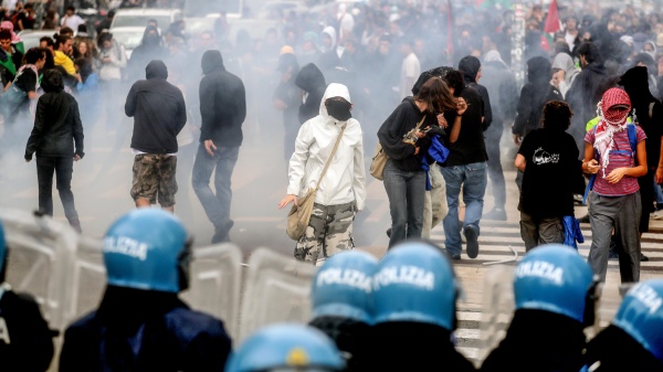 Scontri tra manifestanti e Polizia a Milano al corteo per Gaza, manifestazioni e disagi in tutta Italia