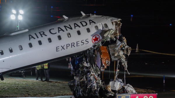 Scontro in pista a New York tra un aereo e un mezzo dei pompieri, due morti