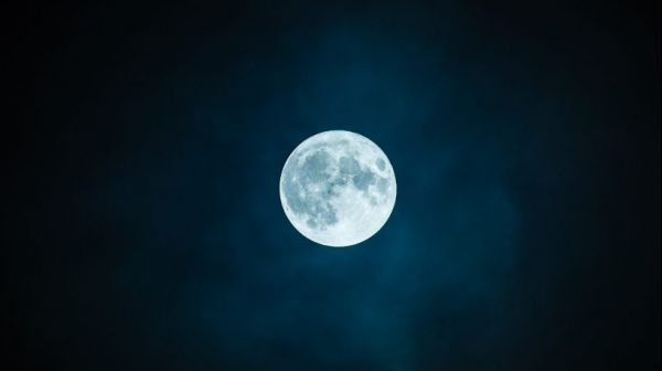 Scoperta l'acqua sulla Luna ed è più accessibile del previsto