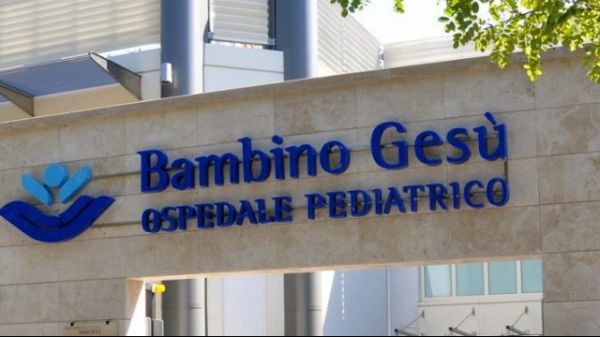 Separate due gemelle siamesi centrafricane unite alla testa