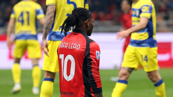 Serie A, il Milan cade a san Siro contro il Parma e l'Inter vola a + 10. La Roma raggiunge il Napoli