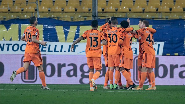 Serie A , la Juventus travolge il Parma e sale al secondo posto, la Sampdoria vince in casa contro il Crotone, pareggio tra Fiorentina e Verona