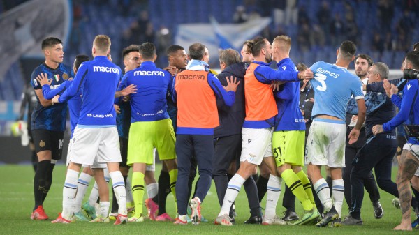 Serie A, Milan vittoria con il Verona e primato, la Lazio ferma l’Inter, rissa tra i giocatori