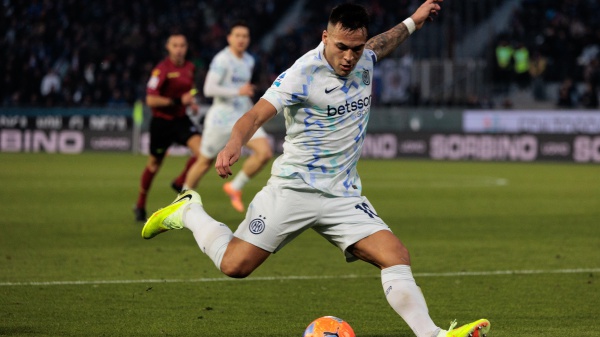 Serie A, il Napoli vince a Roma e raggiunge il Milan in vetta; e la doppietta di Lautaro rilancia l'Inter