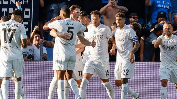 Serie A, partono bene Napoli e Roma; crolla subito il Milan, impresa Cremonese a san Siro