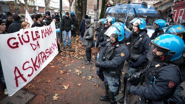 Sgomberato e sequestrato il centro sociale di Torino Askatasuna. Piantedosi: "E' un segnale chiaro dello Stato"