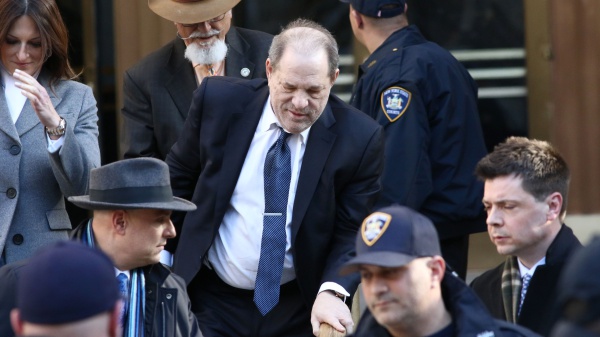 Shock per il #MeToo, revocata la condanna di Harvey Weinstein. Il verdetto in appello, ma l'ex re di Hollywood resta in carcere