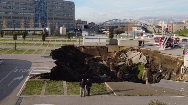 Si apre una voragine nel parcheggio di un ospedale di Napoli, convivere in città con il dissesto idrogeologico