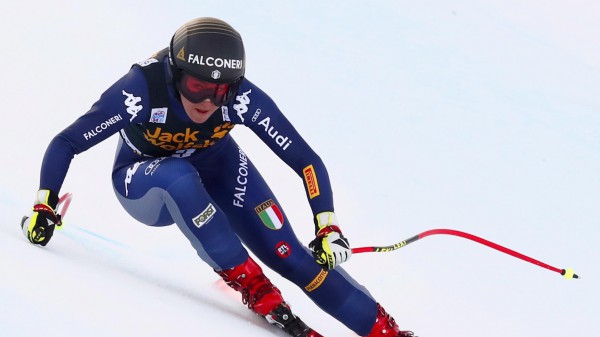 Sci, Sofia Goggia trionfa nella discesa libera della Val d'Isere, battendo di 24 centesimi di secondo la svizzera Suter