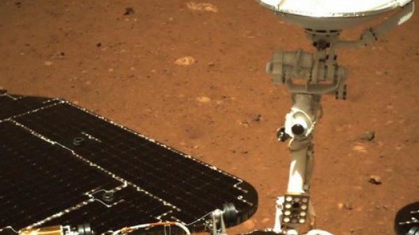 Spazio: svelate le immagini della bandiera cinese su Marte, sono state scattate dal rover Zhurong