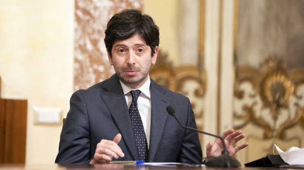 Speranza firma ordinanza per mantenere il distanziamento sui treni e sui mezzi pubblici