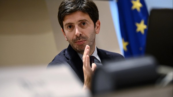 Speranza, nessuno parla di quarta dose per tutti. Ma Pfizer sottolinea che ripristina la protezione